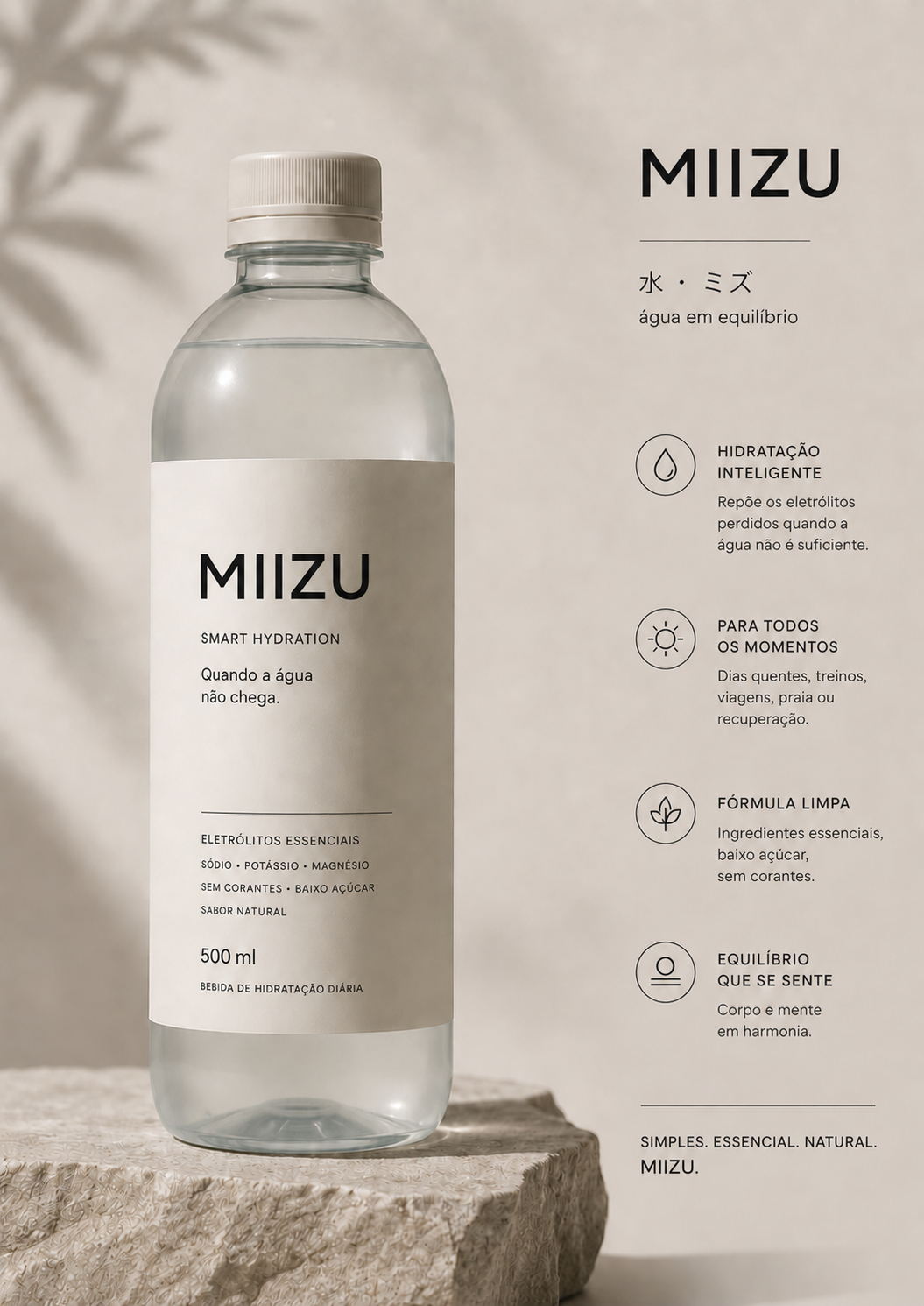 Mockup de referência da marca: garrafa transparente com tampa e rótulo em branco quente, sobre pedra natural, com luz suave